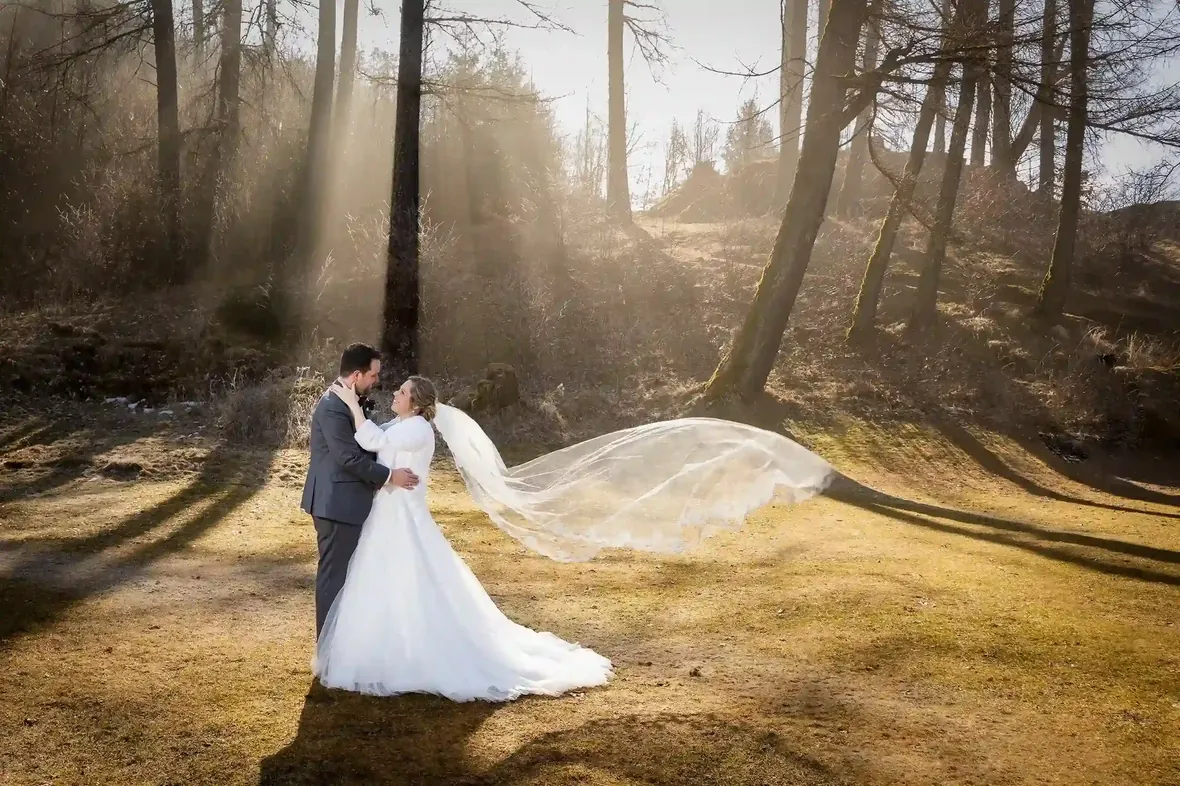 Winterhochzeit in Graubünden: Nebel und Sonnenstrahlen im Bergwald