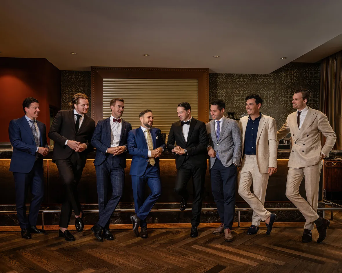 Hochzeitsgesellschaft an der Hotelbar – Gruppenportrait