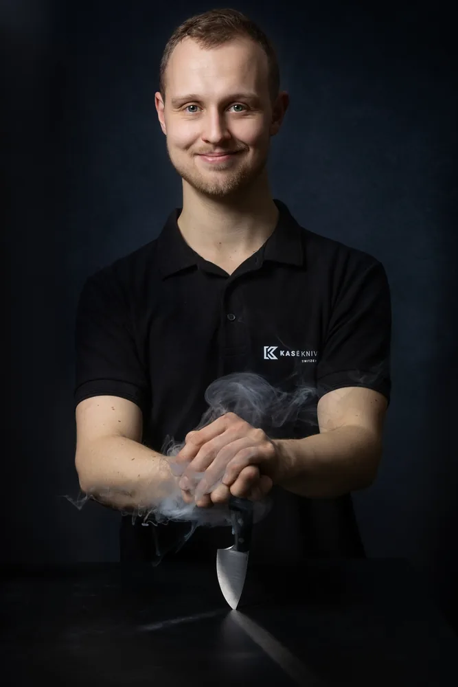 Handwerker präsentiert sein Produkt, konzentrierter Moment – Personal-Branding-Fotografie Chur