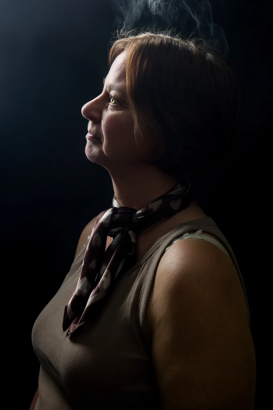 Frau im Seitenprofil, warmes Streiflicht, ruhige Konzentration – Personal-Branding-Fotografie
