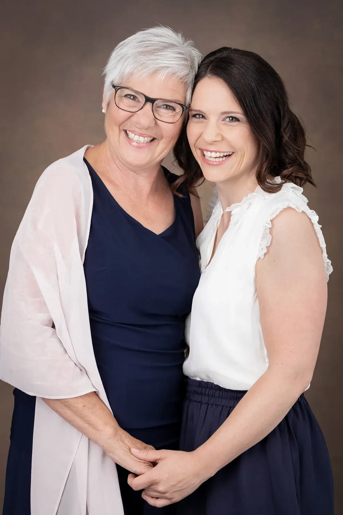 Mutter und Tochter Stirn an Stirn, herzliches Lachen – Familien-Portrait Atelier Chur