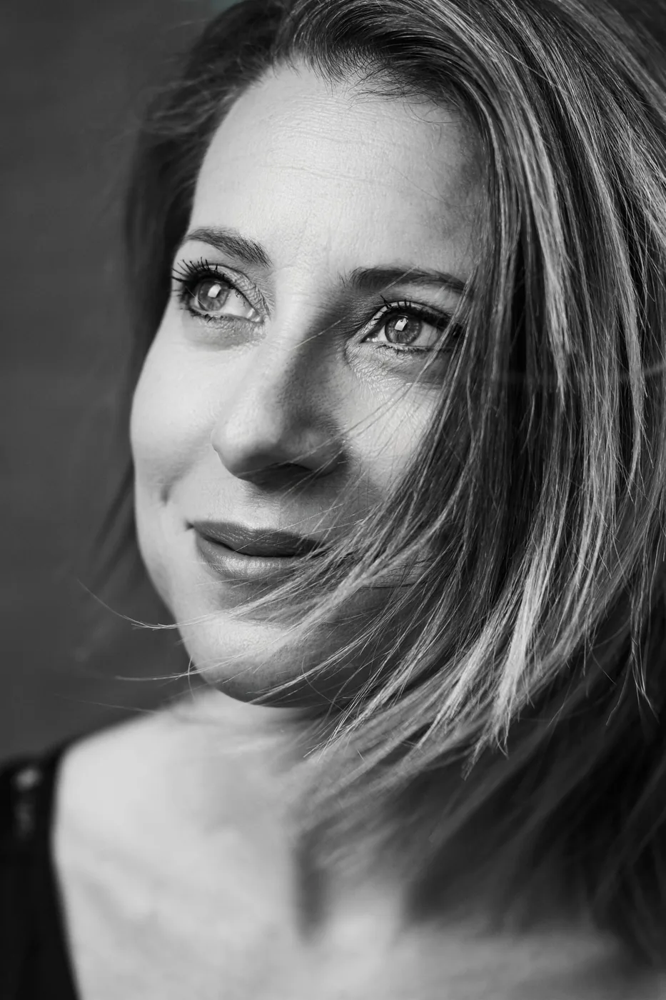 Nahaufnahme Portrait einer Frau mit Sommersprossen, seitlicher Blick – Embrace & Shine
